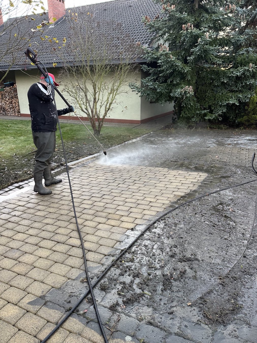 Mycie kostki myjką ciśnieniową w trakcie pracy