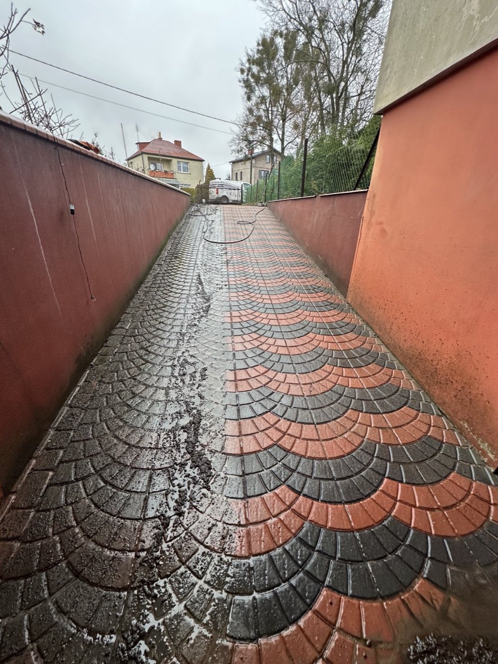 Kostka w kształcie wachlarza — pół umyte, pół brudne